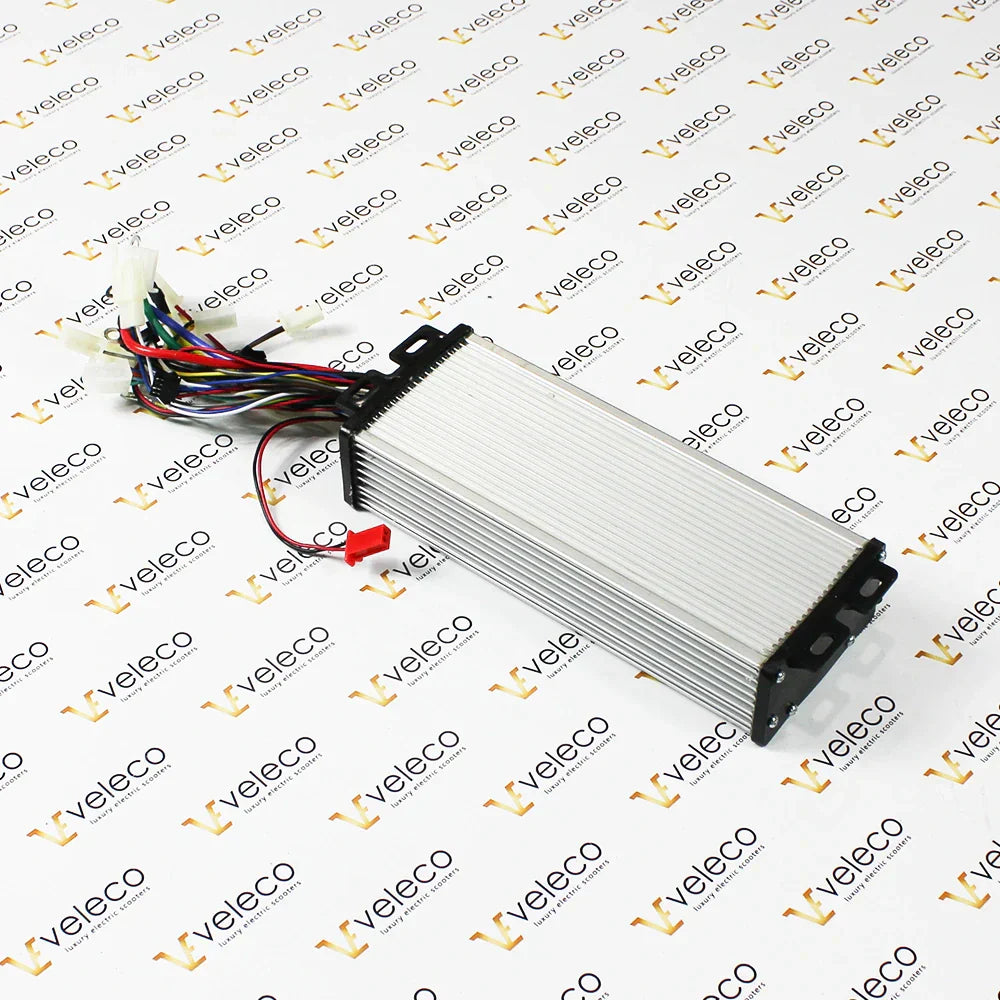 Srebrni kontroler 48V za električni skuter Veleco Draco s vidljivim kablovima i konektorima