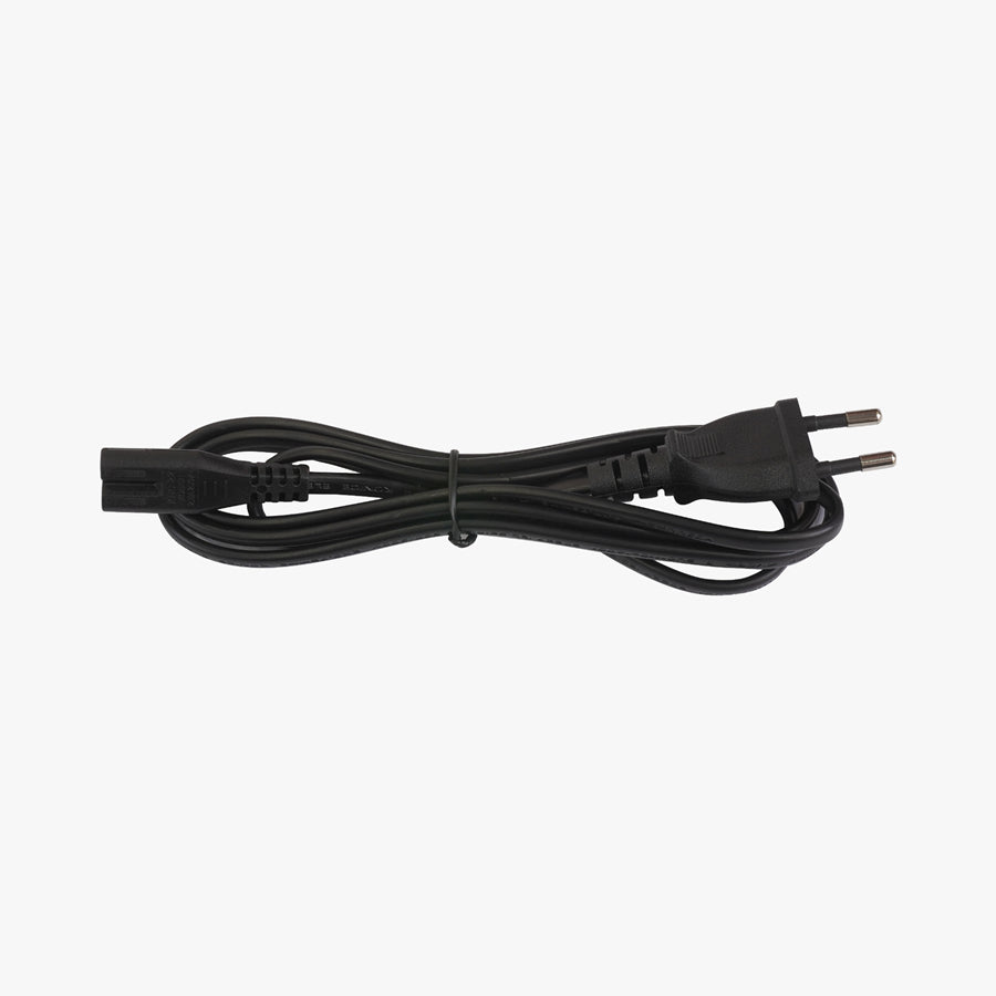 Crni AC strujni kabel za električni romobil Kingsong E1, pogled na kabel s utikačem i priključkom