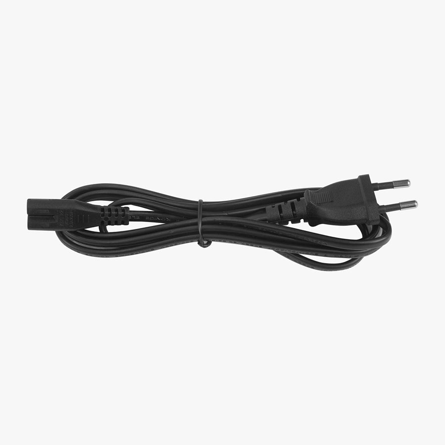 Crni AC kabel za napajanje 1,5 m za KingSong električni monocikl, pogled na namotani kabel i utikač