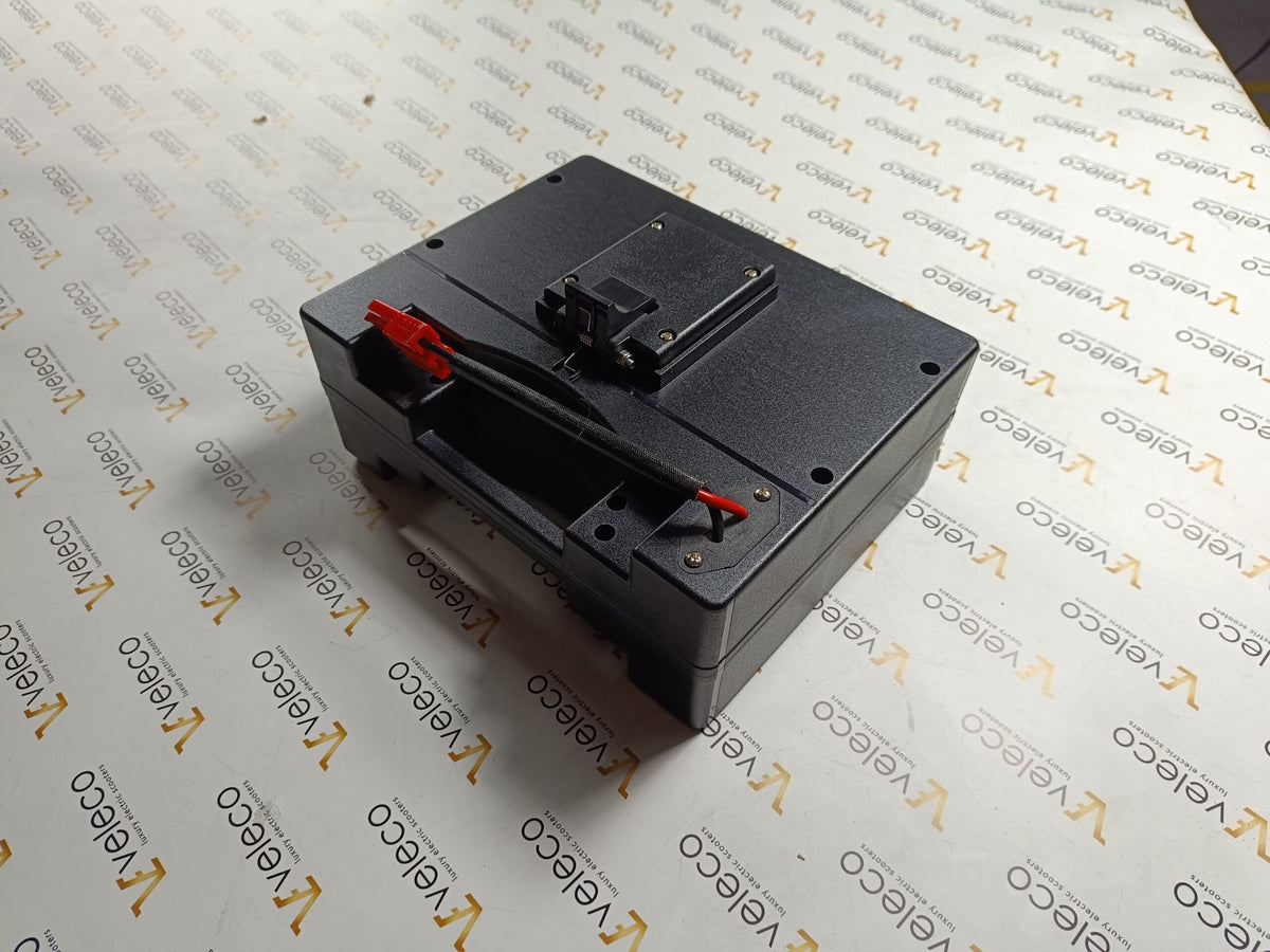 Crna baterija za električni skuter za starije osobe Veleco Cosmo s priključnim kabelom i utorom