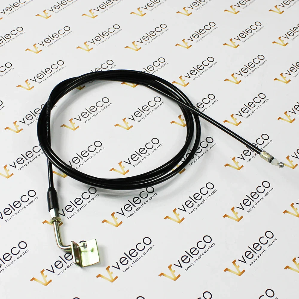 Crni kabel za bravu sjedala za električni skuter Veleco Cristal prikazan na bijeloj podlozi