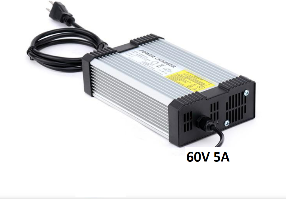 Brzi punjač 5A za 60V sustave električnih vozila srebrne boje s crnim kabelom i hlađenjem