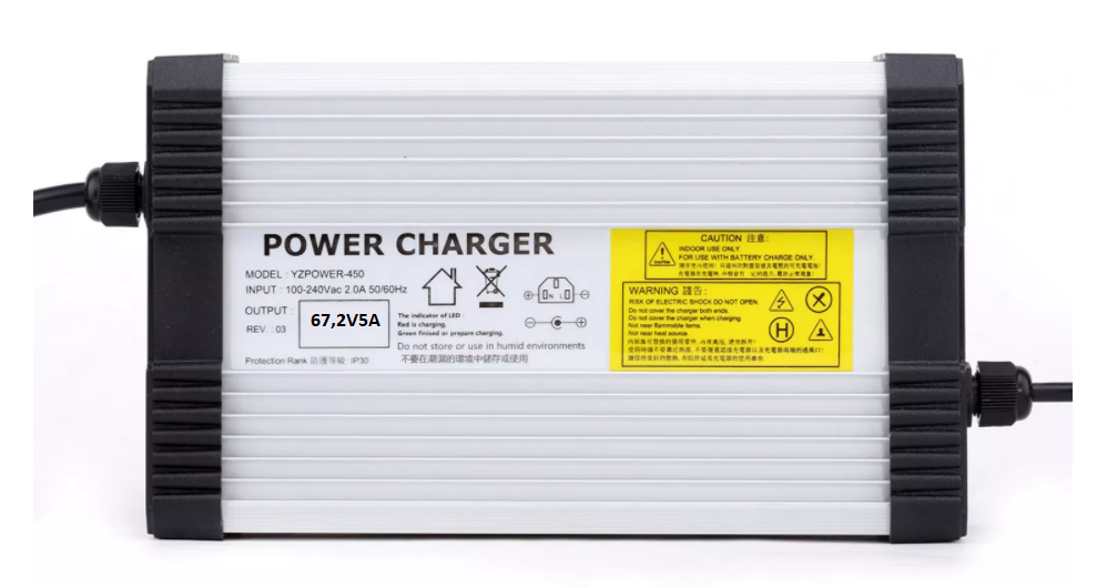 Brzi punjač YZPOWER-450 67,2V 5A za električni romobil, pogled na srebrno kućište s naljepnicom