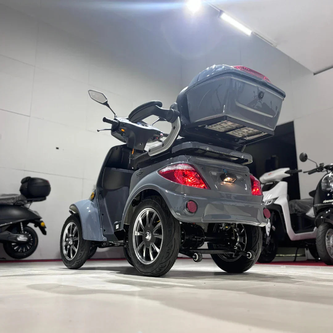 Sivi električni skuter Vigorous Vista Q1 četverokotač pogled straga s prtljažnikom u salonu