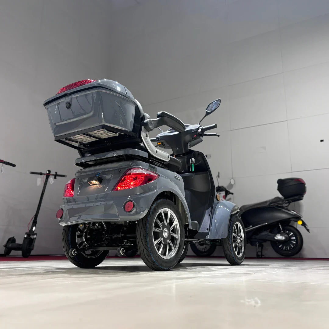 Sivi četverokotačni električni skuter Vigorous Vista Q1 stražnji pogled s prtljažnikom