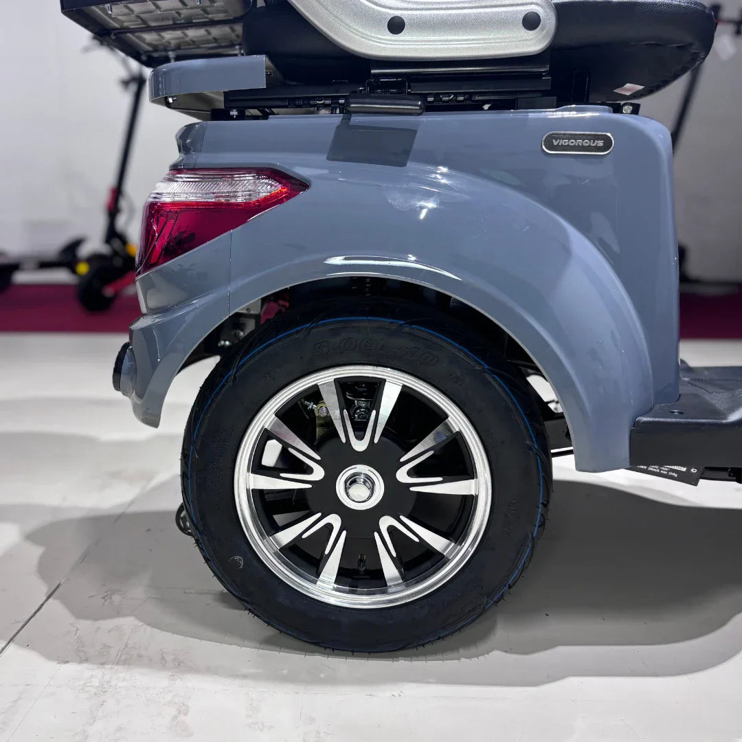 Sivi električni skuter Vigorous Vista Q1, bočni prikaz stražnjeg kotača s aluminijskim naplatkom