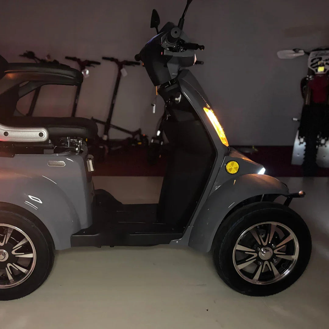 Sivi električni skuter Vigorous Vista Q1, bočni pogled na četverokotačni model s osvjetljenjem