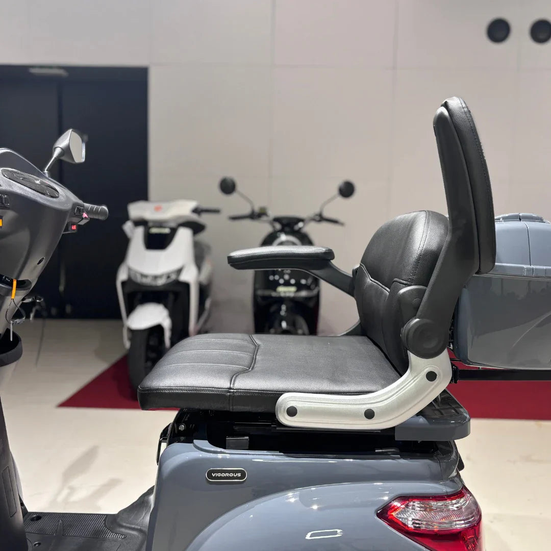 Bočni pogled na sjedalo električnog skutera Vigorous Vista Q1 u sivoj boji s crnim naslonom
