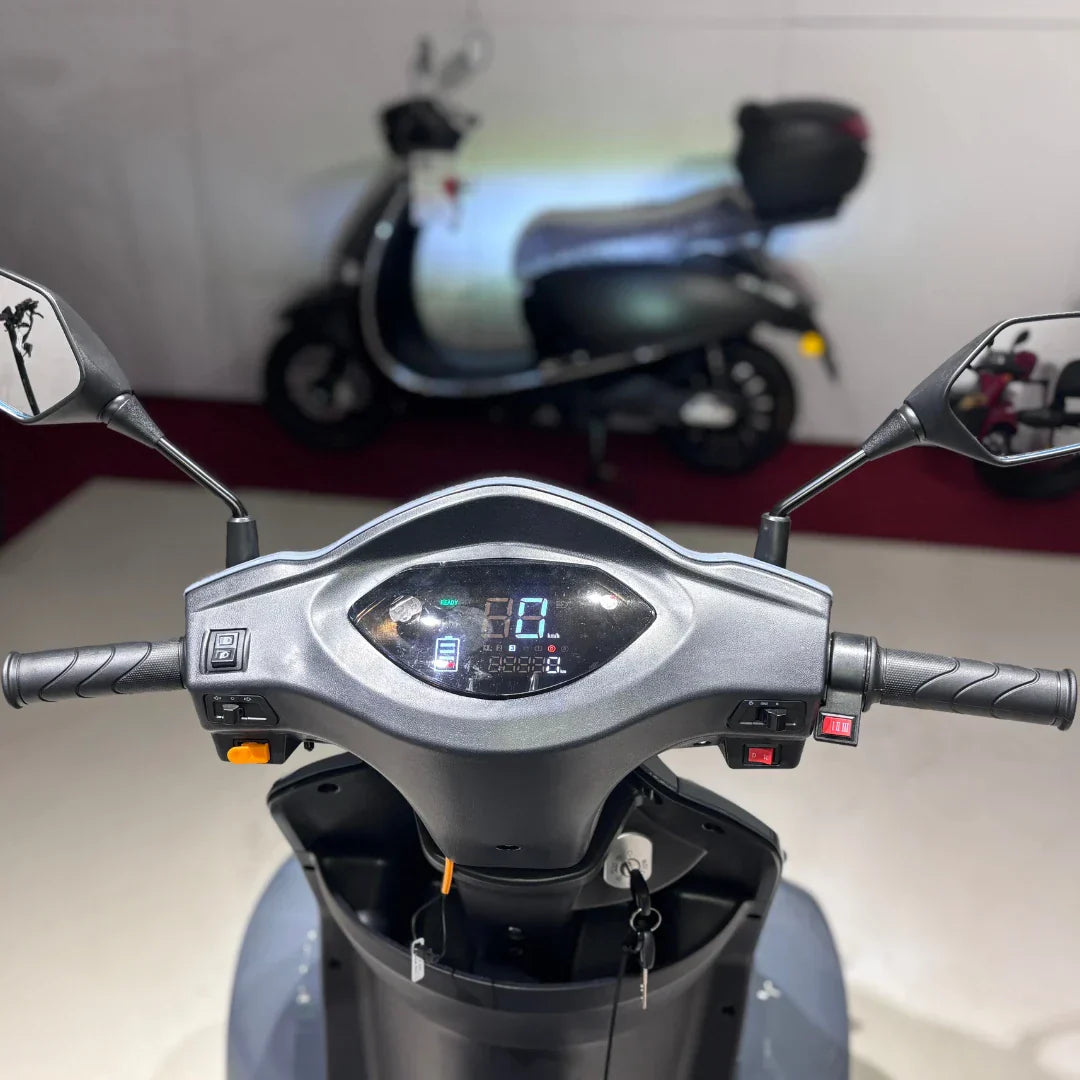 Upravljač i digitalni zaslon električnog skutera Vigorous Vista Q1 iz vozačke perspektive