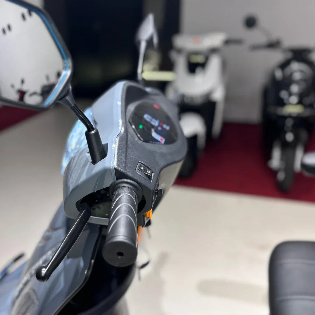 Detalj upravljača sivog električnog skutera Vigorous Vista Q1 s digitalnim zaslonom