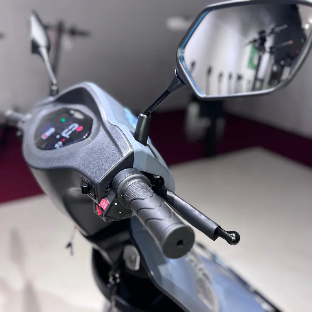 Upravljač električnog skutera Vigorous Vista Q1 detaljan pogled na ručke i retrovizor