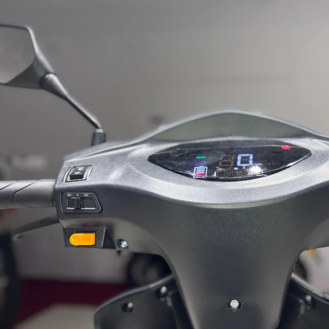 Upravljač električnog skutera Vigorous Vista Q1 s digitalnim zaslonom i kontrolama izbliza