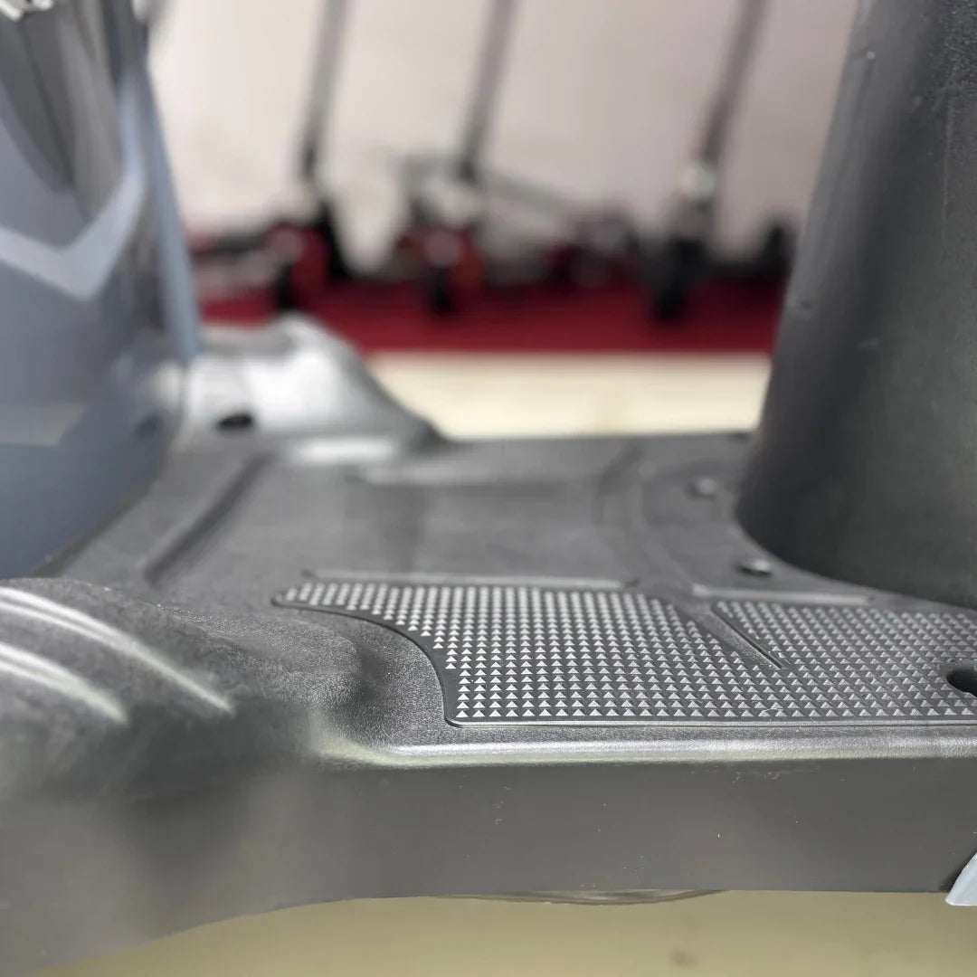 Detalj crne podnice električnog skutera Vigorous Vista Q1 s protukliznom površinom