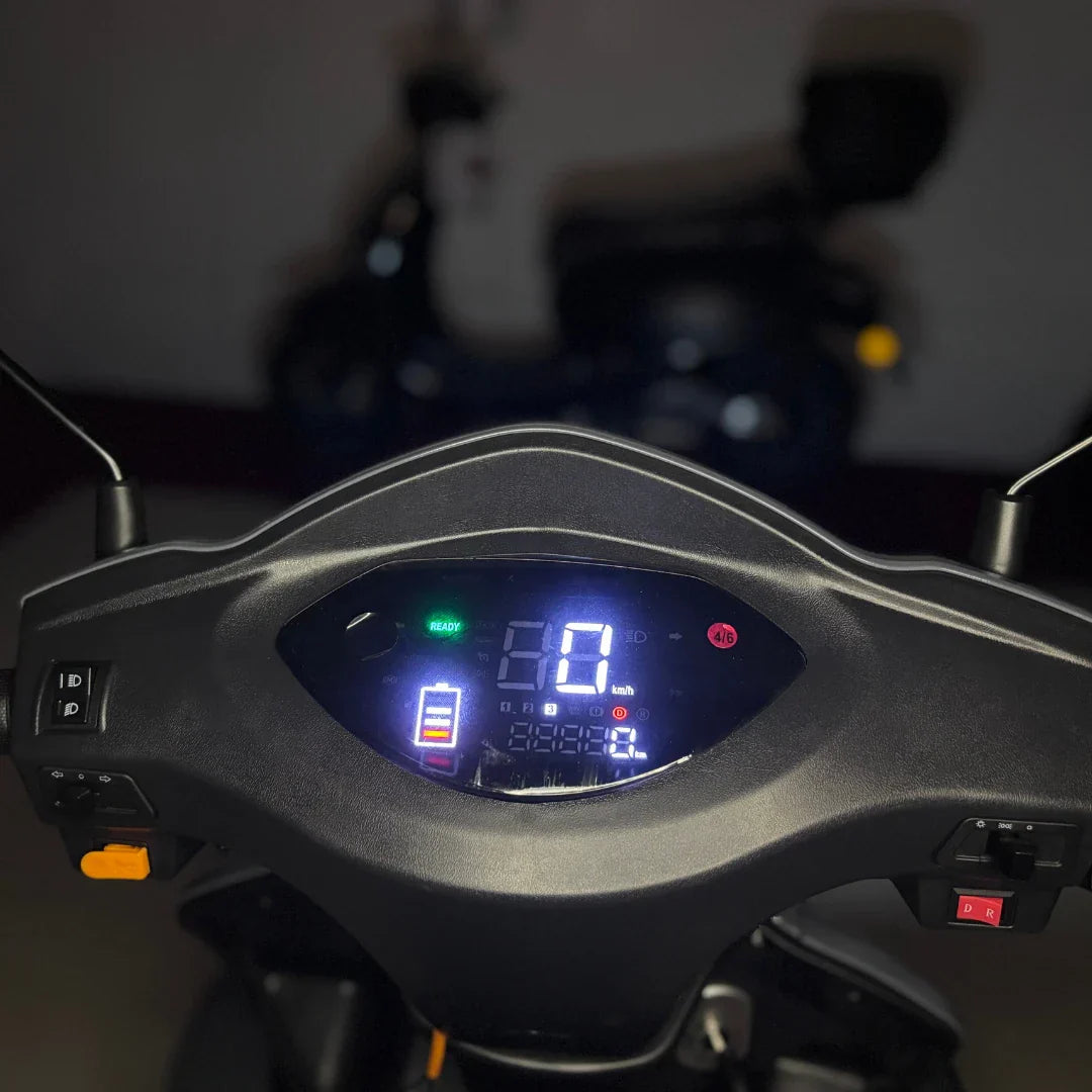 Digitalni zaslon i upravljač Vigorous Vista Q1 električnog skutera, pogled iz vozačeve perspektive