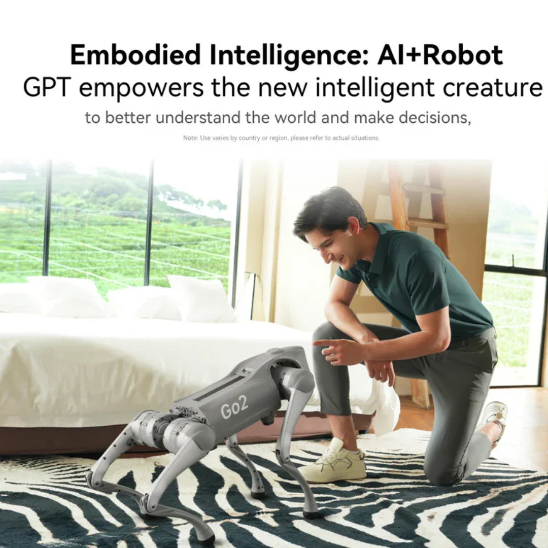 Sivi robot pas Unitree Go2 Air Pro u interijeru s muškarcem koji ga promatra u čučećem položaju