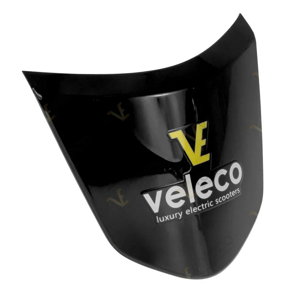 Crni prednji poklopac za električni skuter Veleco Faster s logotipom na sjajnoj plastičnoj površini