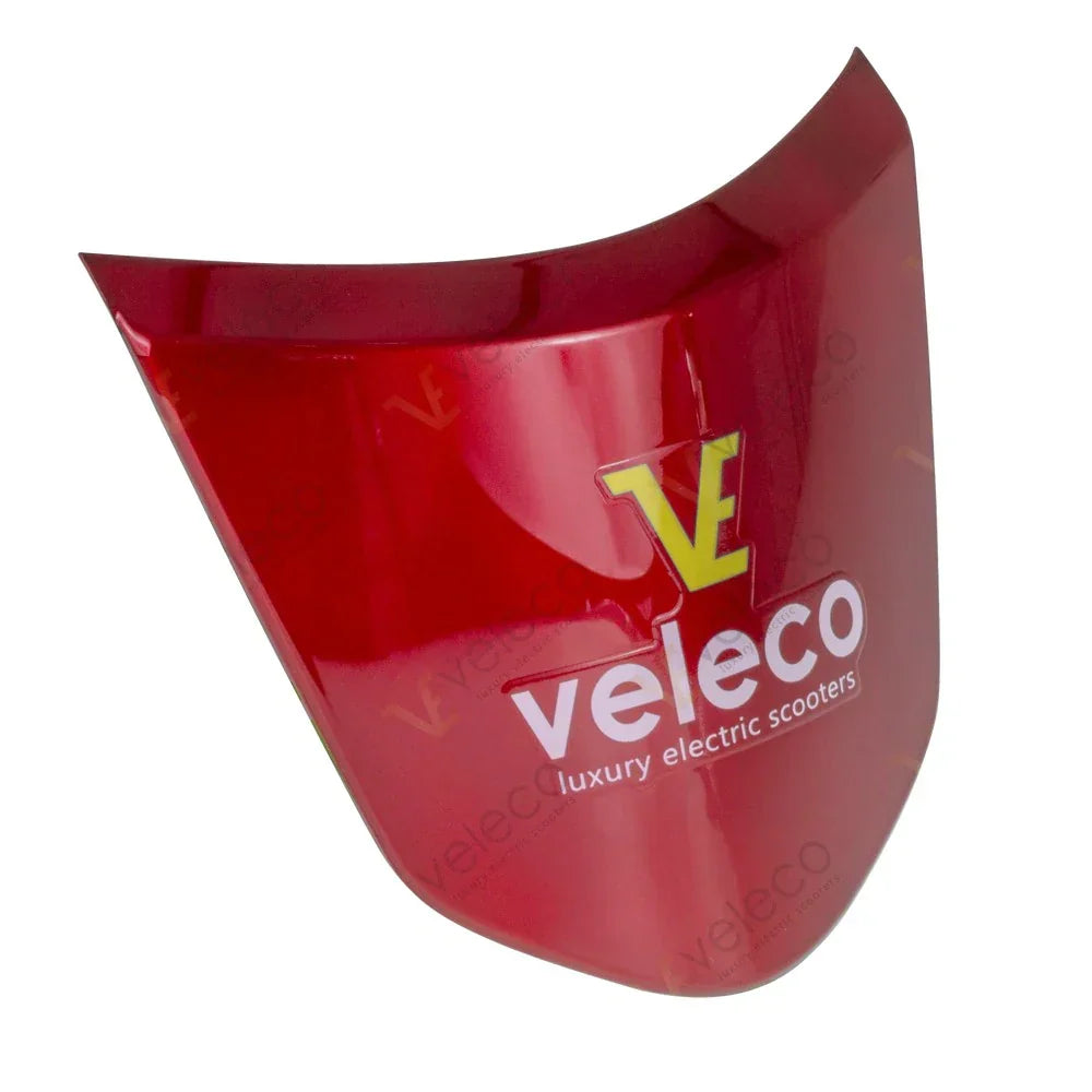 Crveni prednji poklopac za električni skuter Veleco Faster s logotipom na bijeloj pozadini