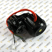 Crni električni motor s diferencijalom za Veleco Gravis s vidljivim crvenim kablovima