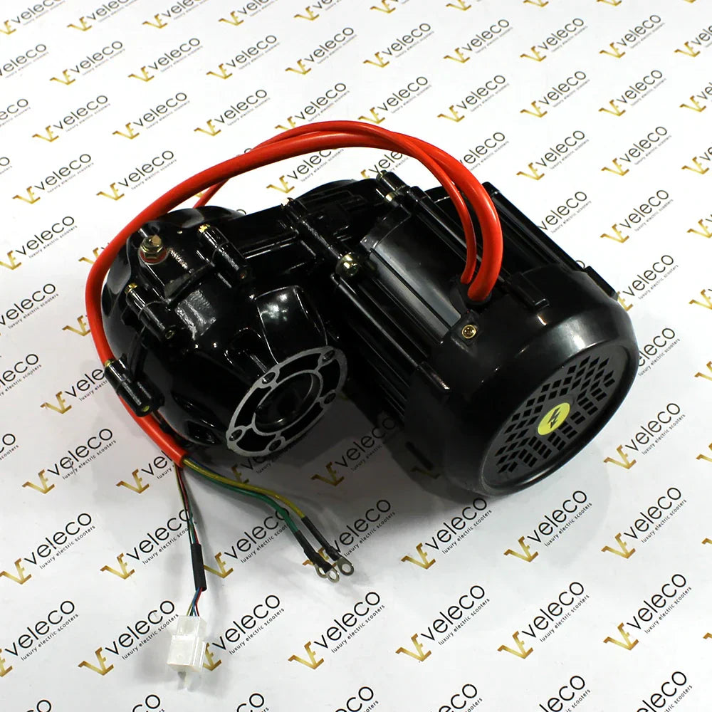 Crni električni motor s diferencijalom za Veleco Gravis s vidljivim crvenim kablovima