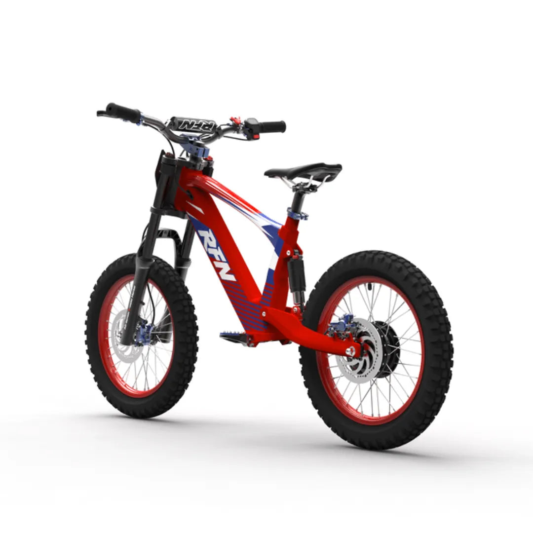 Dječji električni bicikl RFN Apollo Evo Racing 18 crvene boje pogled straga na bijeloj pozadini