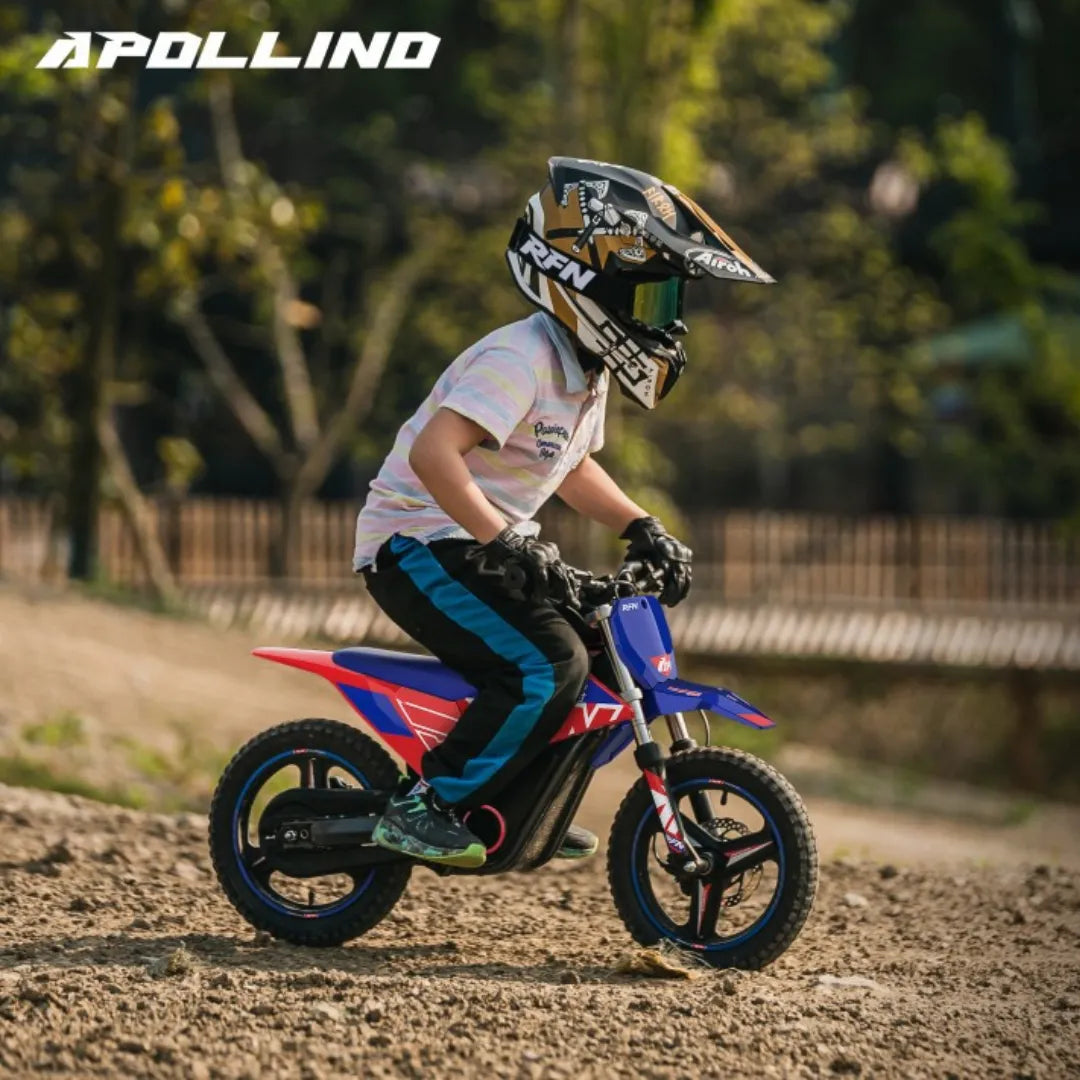 Dijete vozi plavo-crveni električni motocikl Apollo Olala SX E500 po stazi, bočni pogled
