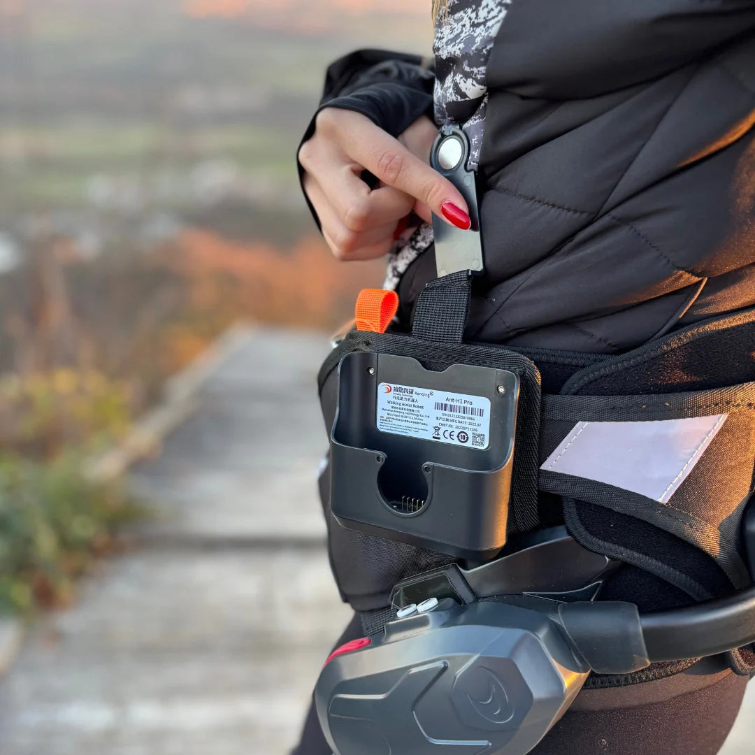Detalj crnog VIGX Ant-H1 Pro egzoskeleta na pojasu uz prikaz tehničkih specifikacija uređaja