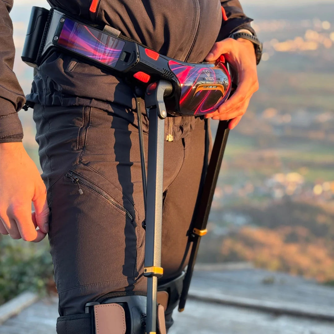 Egzoskelet VIGX PI Plus crno-crvenog dizajna postavljen na struku korisnika bočni pogled