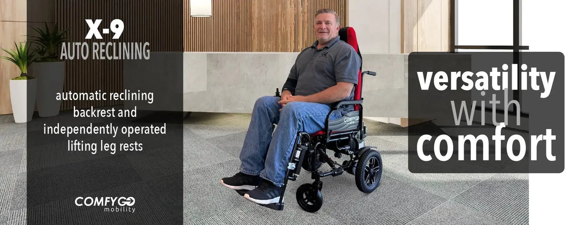 Muškarac sjedi u električnim invalidskim kolicima ComfyGo X-9 crne boje s naslonom za leđa