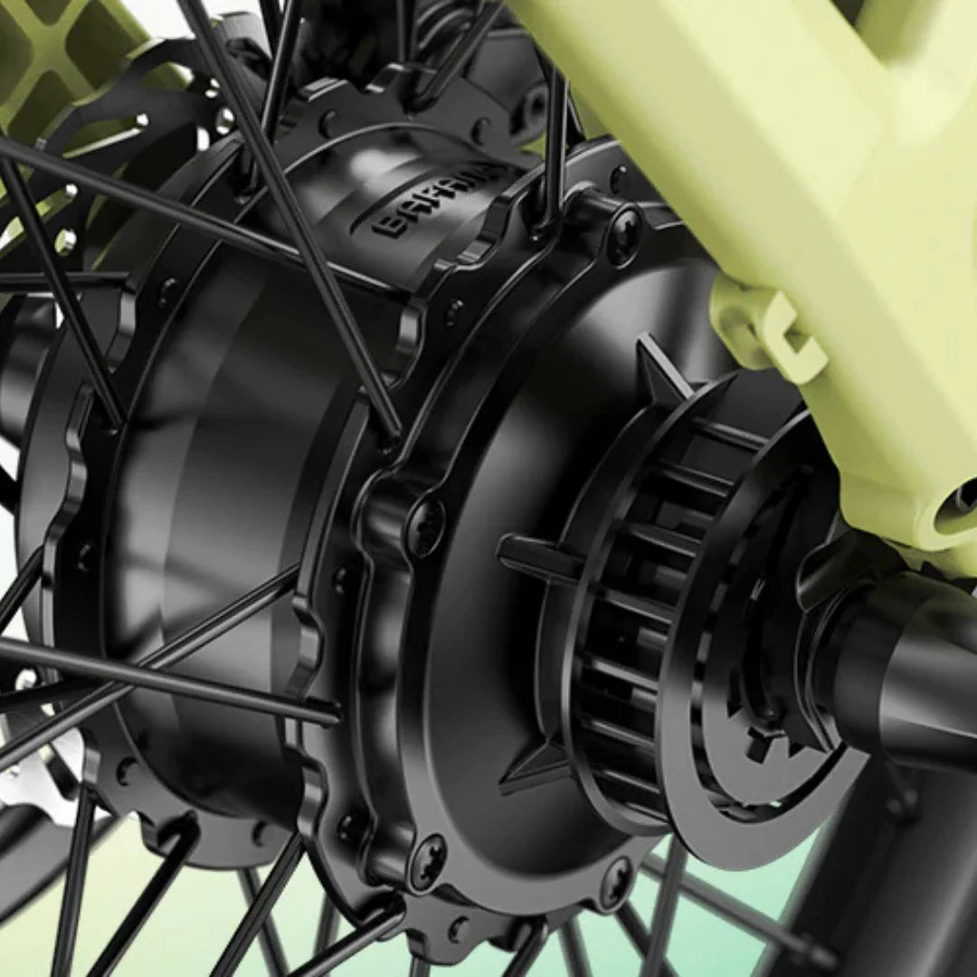 Detalj crnog Bafang motora u stražnjem kotaču električnog bicikla ADO Air One PRO
