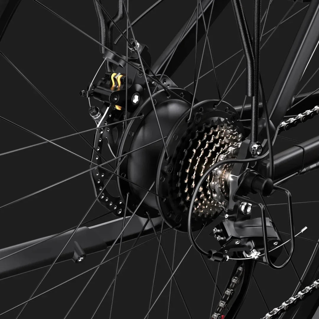 Detaljan prikaz stražnjeg motora i kazete na crnom električnom biciklu Duotts C29