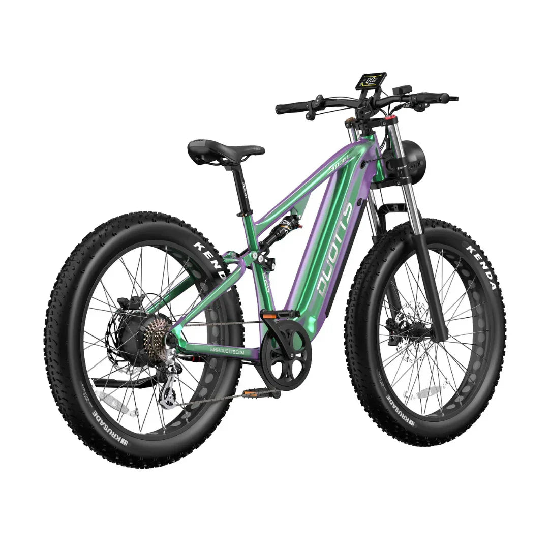 Električni bicikl Duotts E26 u ljubičasto-zelenoj boji, pogled s boka na fat bike s debelim gumama