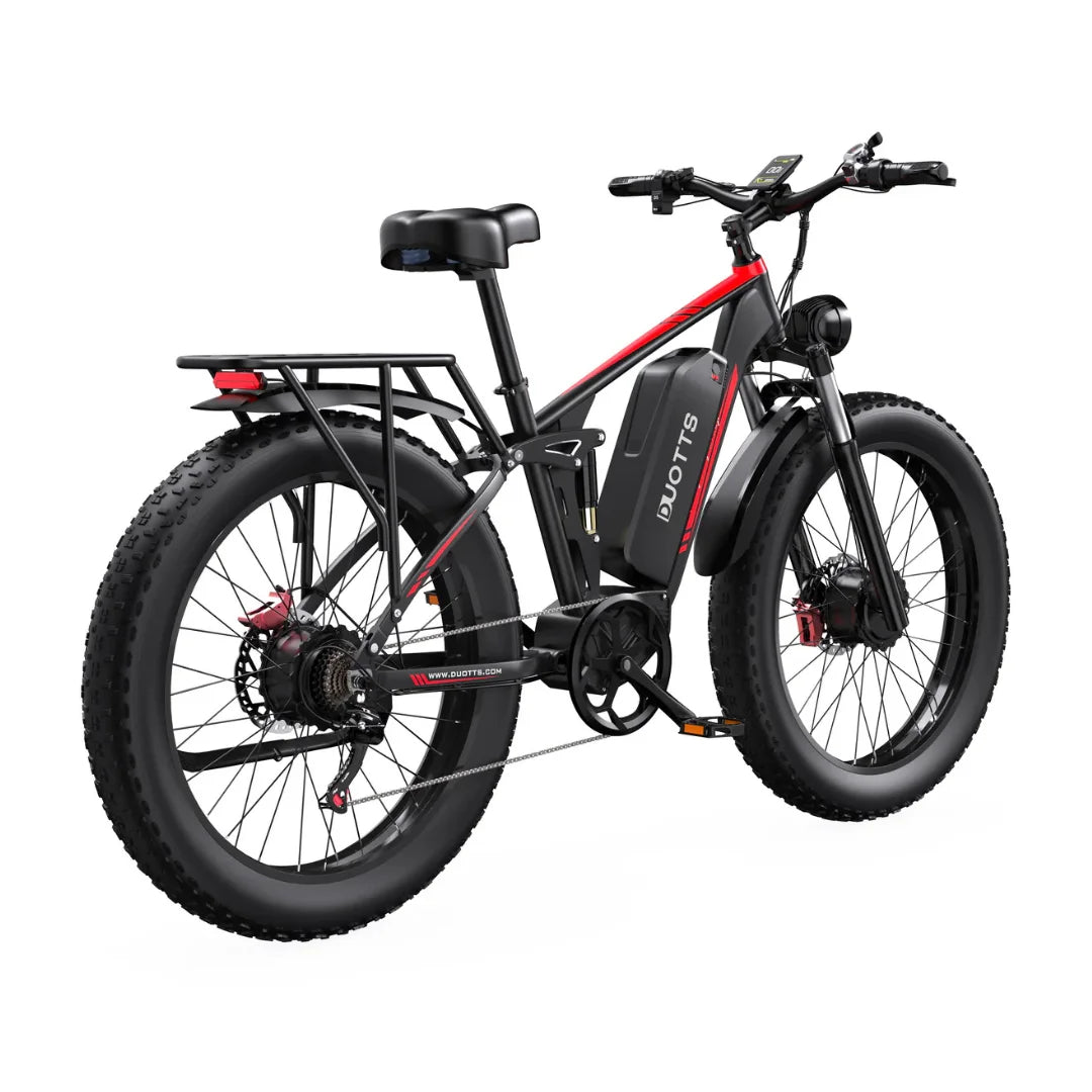 Električni bicikl Duotts S26 crno-crveni pogled straga na terenski e-bike s debelim gumama