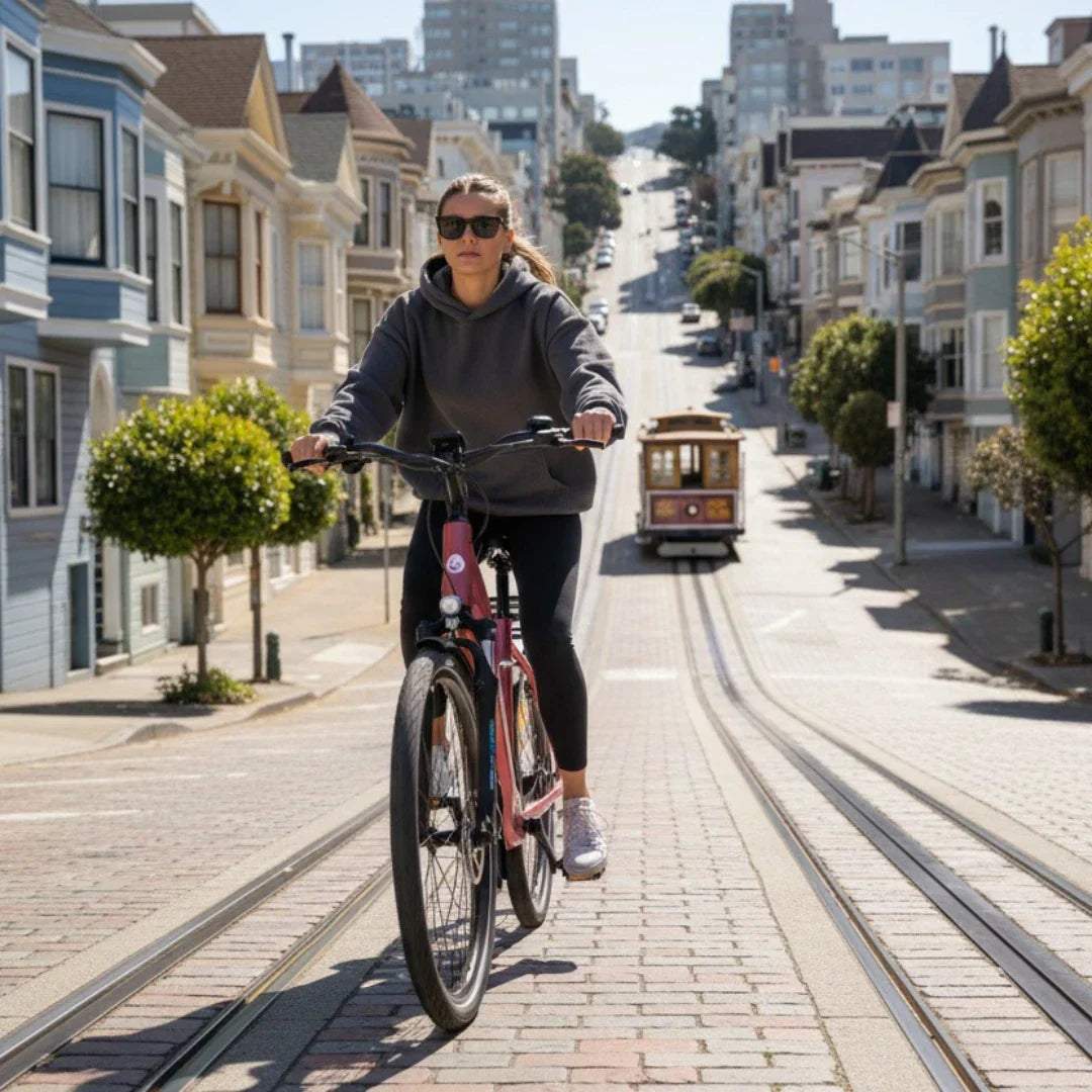 Žena vozi crveni električni bicikl Econo Apes EER4 na strmoj ulici u San Franciscu, pogled sprijeda