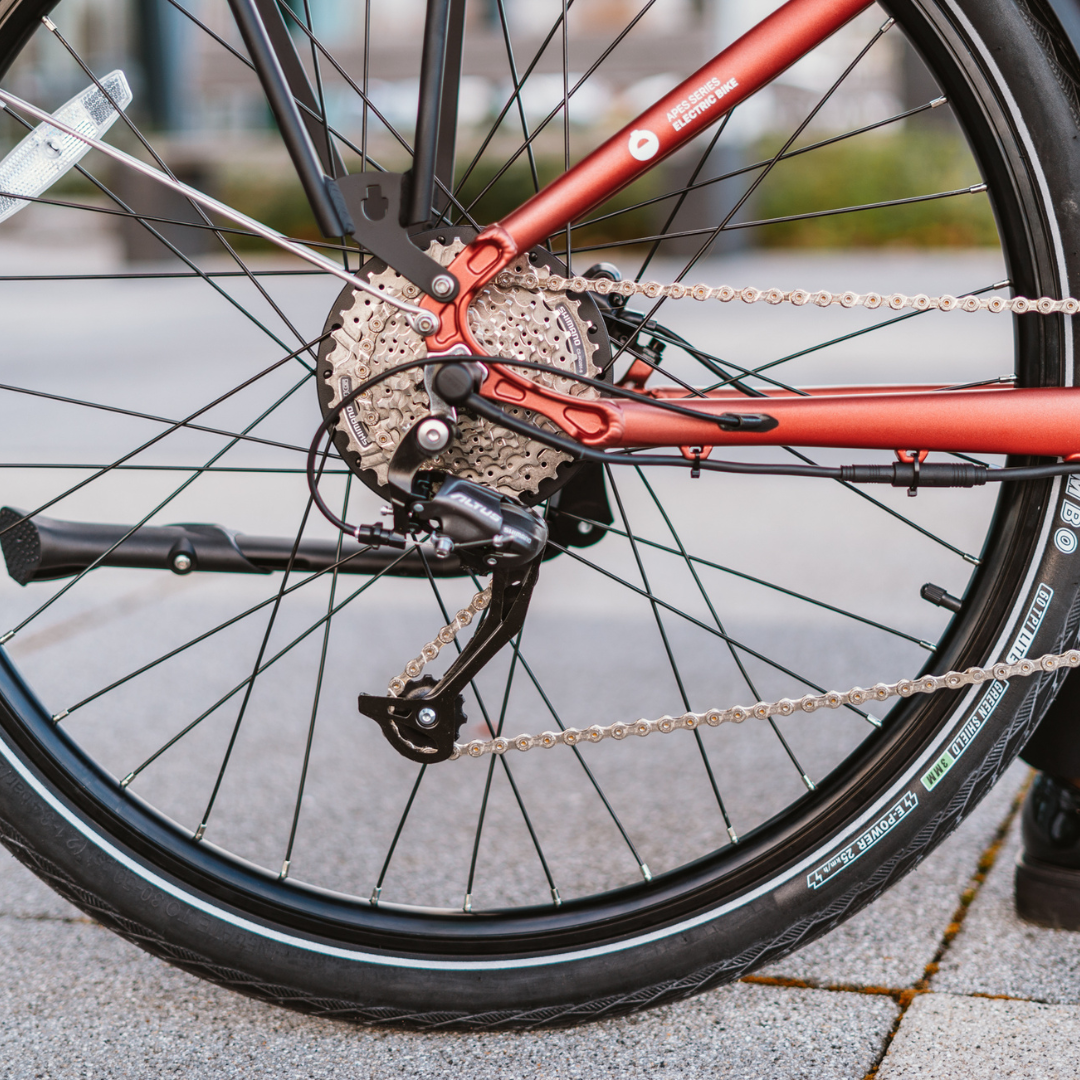 Stražnji kotač i Shimano mjenjač električnog bicikla Econo Apes EER4 crveno-crne boje