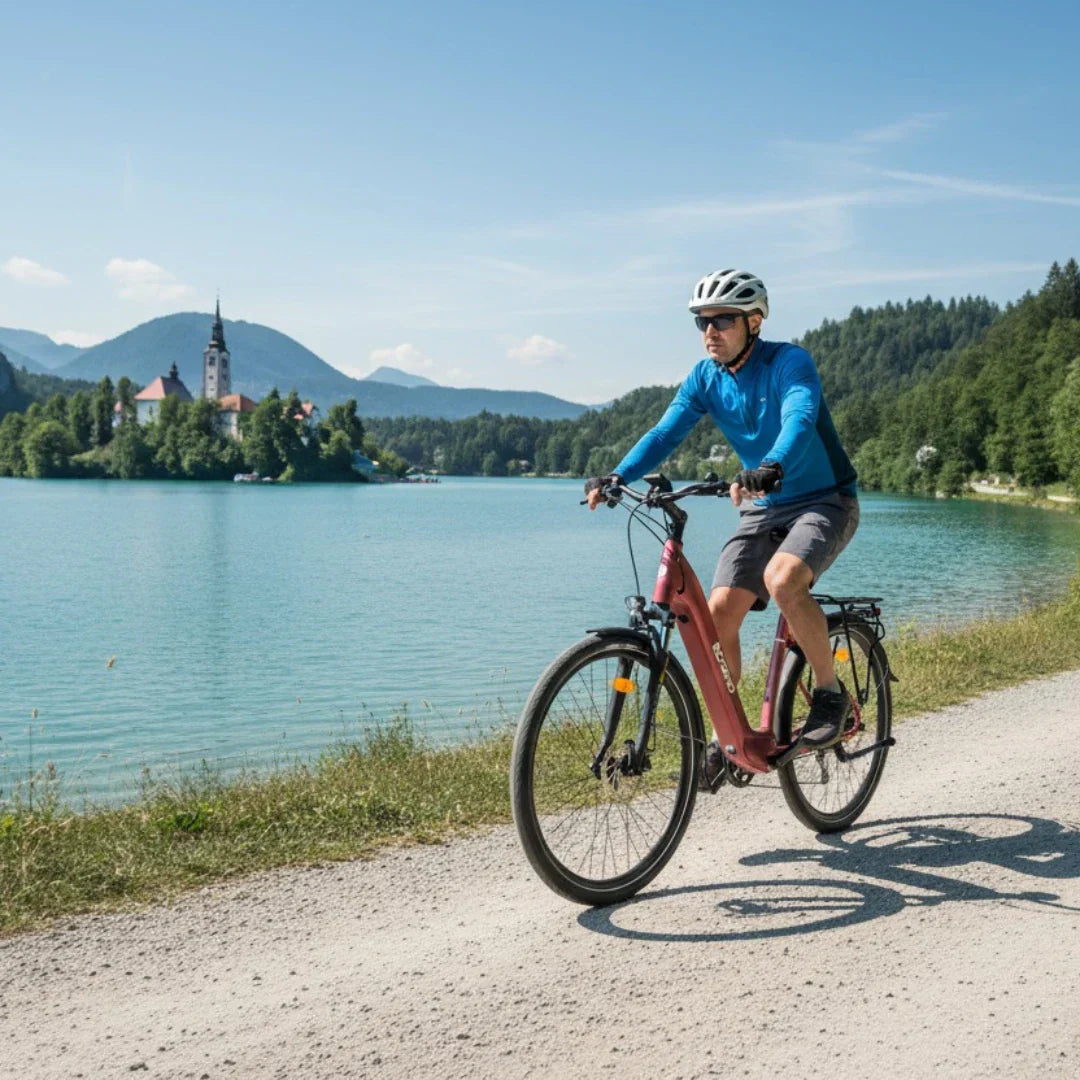 Muškarac vozi crveni električni bicikl Econo Apes EER4 uz jezero po sunčanom danu