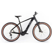 Crni električni bicikl Econo Gams MTB 29 C6 2026 bočni pogled na bijeloj podlozi