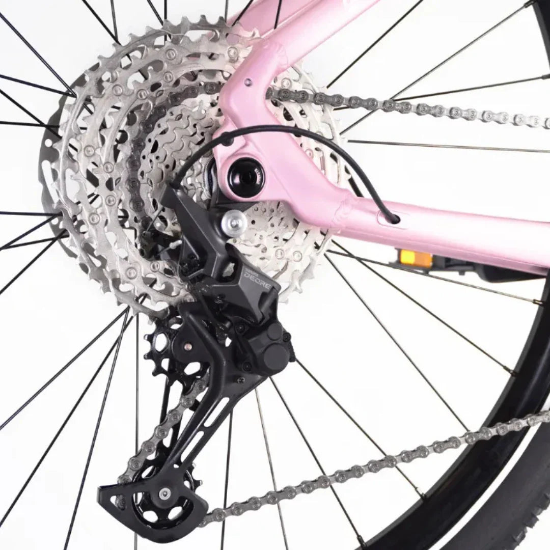 Detalj stražnjeg mjenjača Shimano Deore na ružičastom električnom biciklu Econo Gams MTB 29