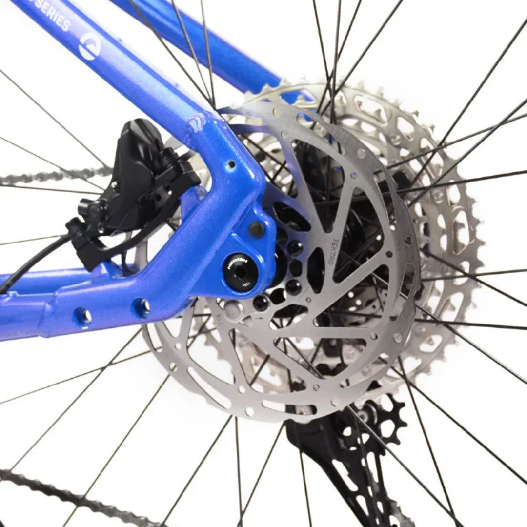 Detalj stražnjeg kotača s disk kočnicom električnog bicikla Econo Gams MTB 29 plave boje