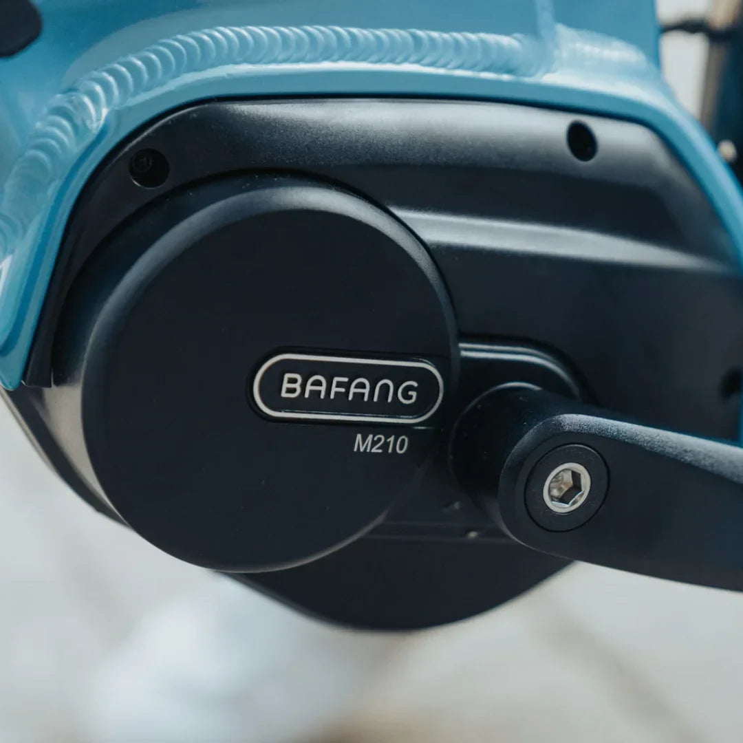 Krupni kadar crnog motora Bafang M210 na električnom biciklu Econo Mare City