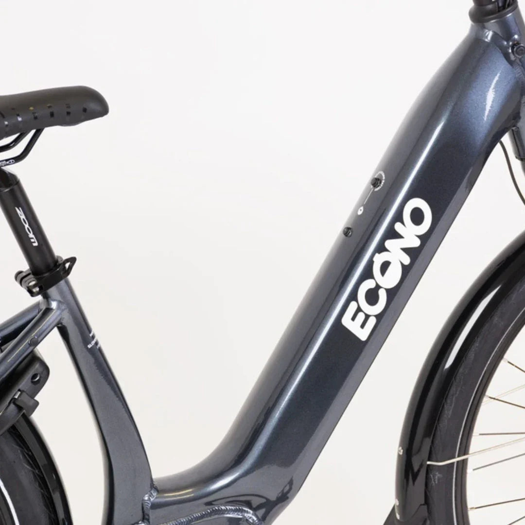 Detalj okvira tamno sivog električnog bicikla Econo Mare City s vidljivim logotipom na rami