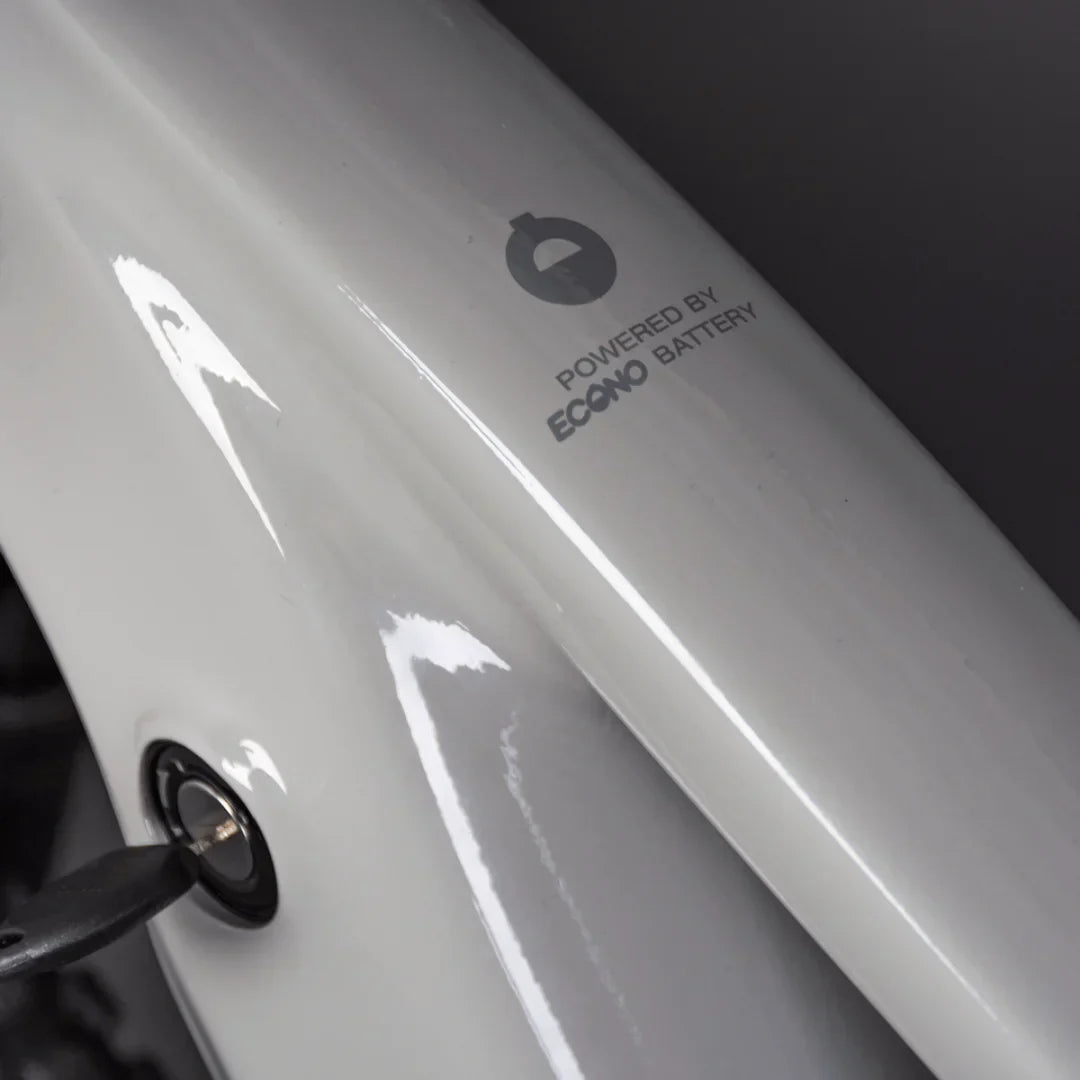 Bijeli okvir električnog bicikla Econo Pantera C6 s ključem u bravi za bateriju