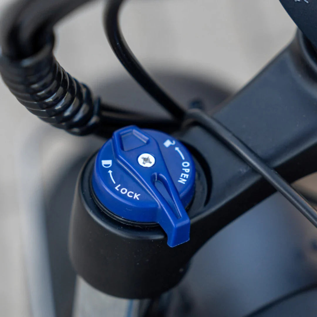 Plavi prekidač za zaključavanje prednje vilice na električnom biciklu Engwe Engine Pro 2.0