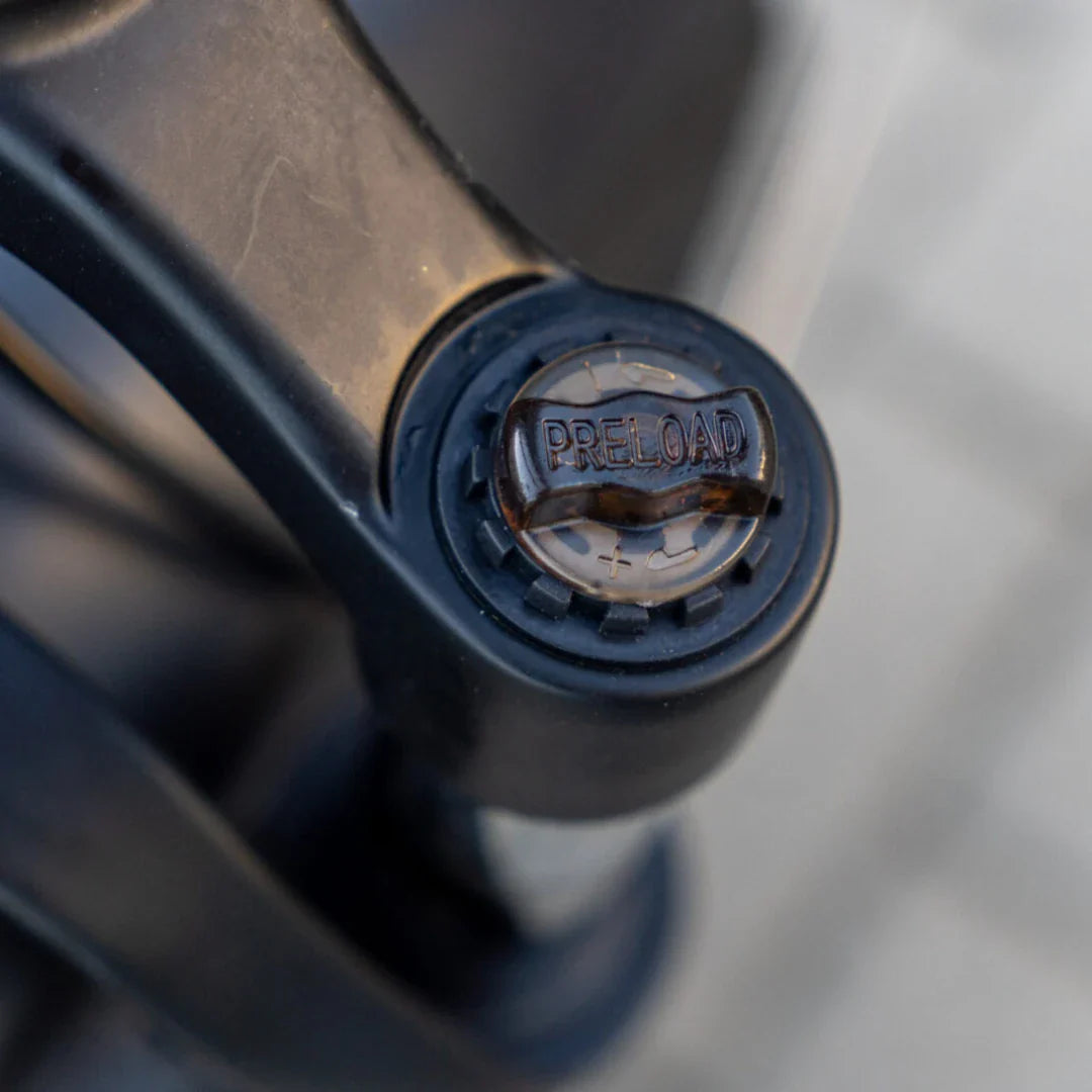 Krupni plan crnog gumba za podešavanje prednaprezanja suspenzije električnog bicikla Engwe Engine