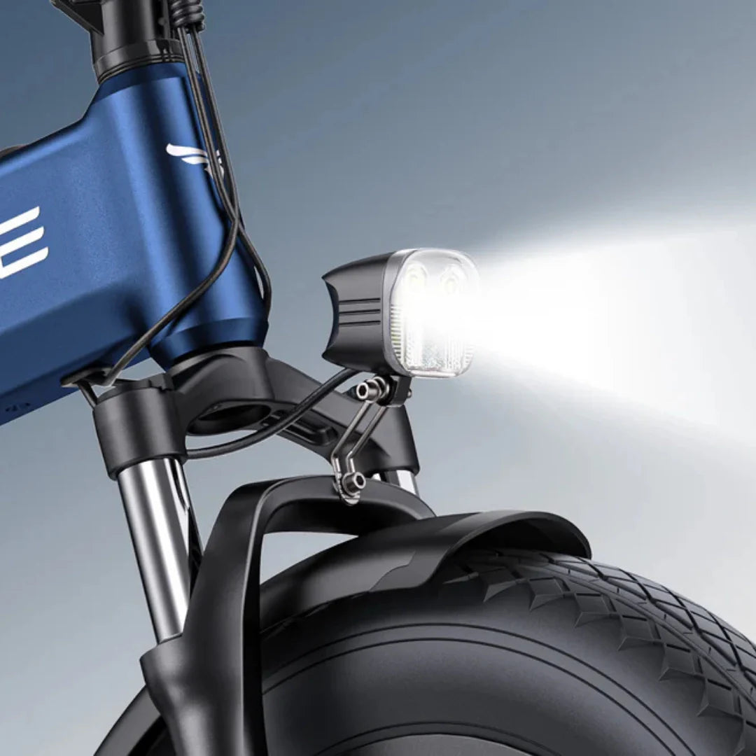 Prednje LED svjetlo na plavom električnom biciklu Engwe Engine Pro 3.0 Boost u radu