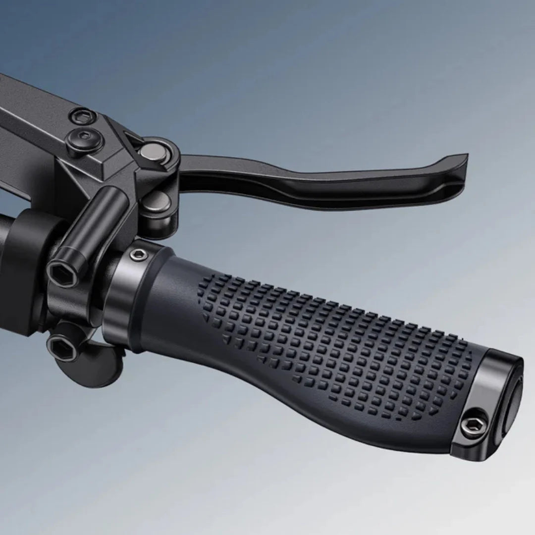 Crna ručka kočnice i ergonomski grip električnog bicikla Engwe Engine Pro 3.0 Boost, detaljan prikaz