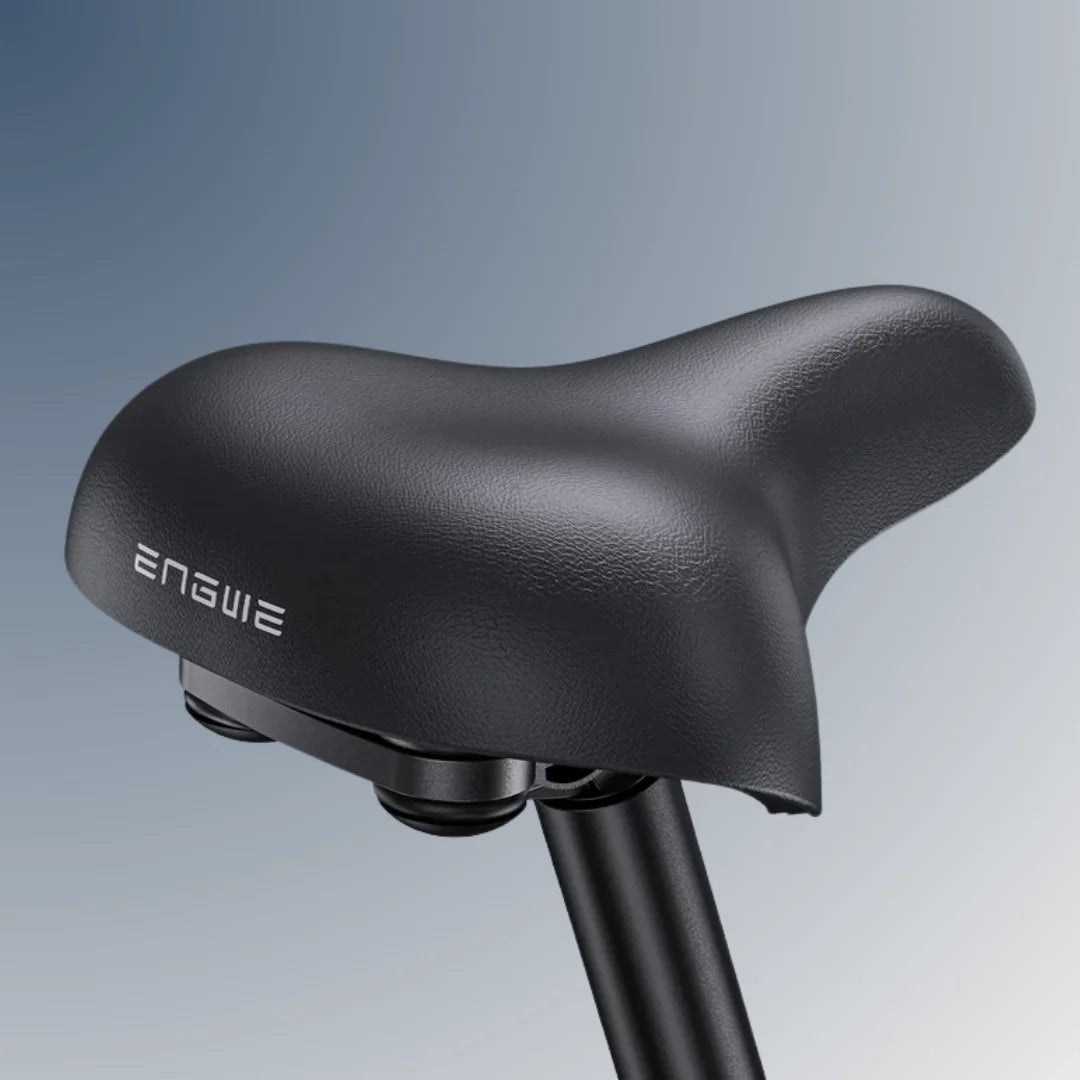 Crno ergonomsko sjedalo za električni bicikl Engwe Engine Pro 3.0 Boost s logotipom marke