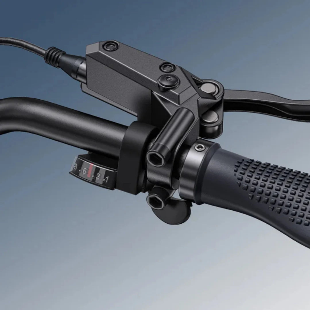 Crna kočnica i mjenjač brzina na upravljaču električnog bicikla Engwe Engine Pro 3.0 Boost