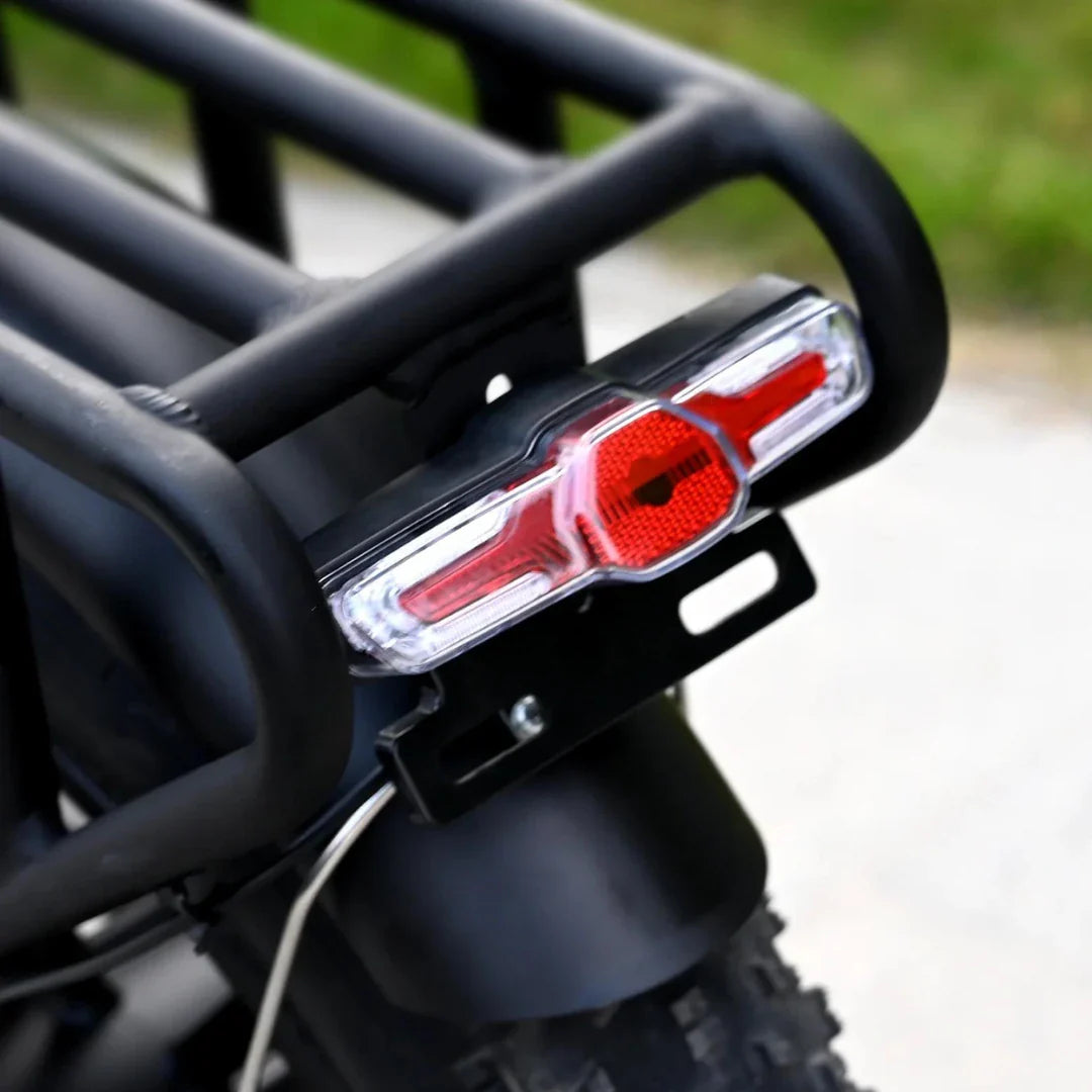 Crveno stražnje LED svjetlo na crnom nosaču tereta električnog bicikla Engwe Engine X