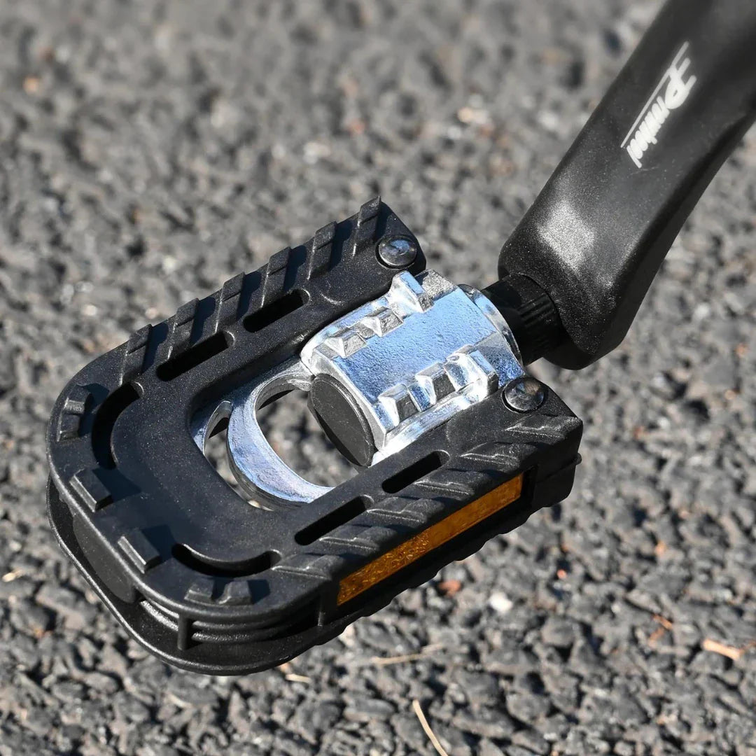 Crna sklopiva pedala s reflektorom na električnom biciklu Engwe Engine X, pogled izbliza