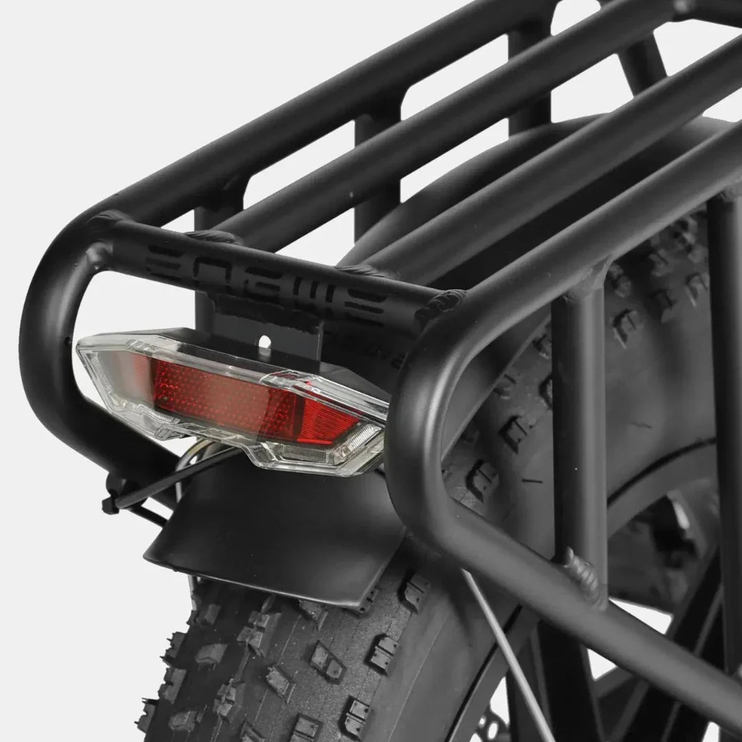 Crni stražnji nosač tereta s ugrađenim crvenim svjetlom na električnom biciklu Engwe Engine X